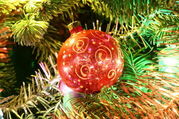 Терапевт Шмелева: елочные игрушки грозят аллергией