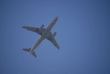 Английские ученые: авиационный шум ухудшает качество сна