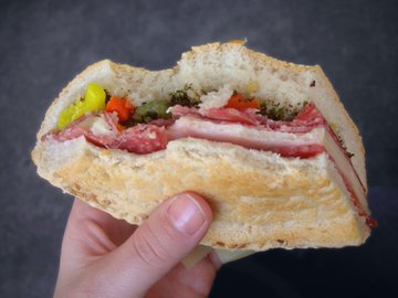 Ученые из США: бутерброды с колбасой на завтрак вызывают рак