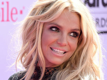 "Накачивают лекарствами": Бритни Спирс пытаются вытащить из психбольницы