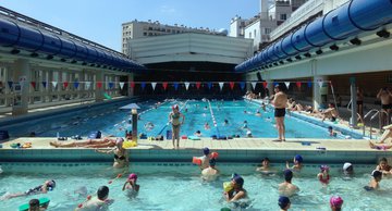 Доктор Рок: хлор в бассейне вызывает сыпь, покраснение глаз и зуд