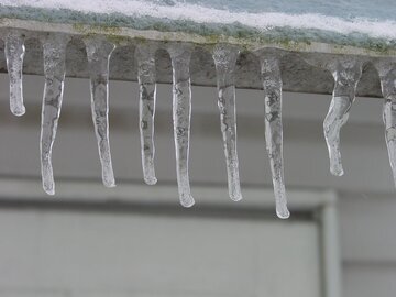 Педиатр Царегородцева: облизывание сосулек грозит диареей