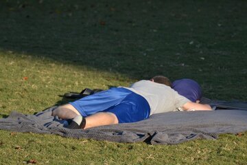 Невролог Панков: сон на боку избавит от кошмаров