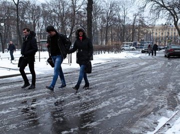 Петербуржцы не могут соблюдать соцдистанцию из-за заледенелых улиц