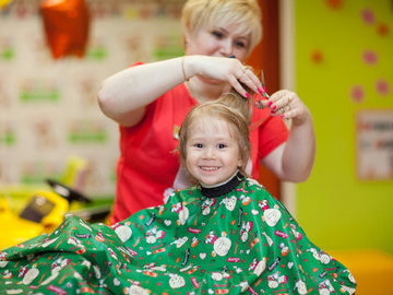 В Москве парикмахер свернула шею ребенку