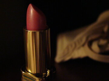 Врач Галлямова: помада виновата в сухости губ