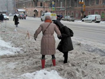 Медицинский коллапс в Петербурге обострили неубранные дороги