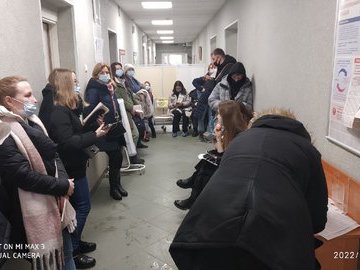 Из-за бездействия Смольного система здравоохранения Петербурга снова перегружена – очереди в больницах тянутся на улицу