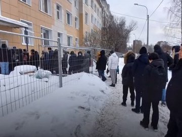 Жители Адмиралтейского района выстраиваются в длинную очередь, чтобы попасть в поликлинику