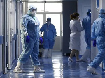 Медикам Петербурга уже два месяца не выплачивают коронавирусные надбавки по вине Смольного