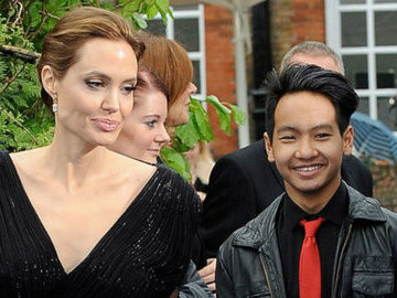 Анджелина Джоли разрешает своим детям пить вино