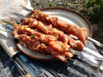 Малышева призвала мариновать мясо в вине и чае