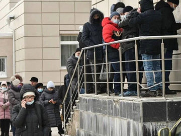 Мундеп напомнил Смольному об ухудшении эпидситуации с COVID-29 из-за очередей в поликлиниках