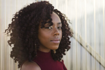 Трихолог Егорова: накручивание волос на палец делает их секущимся