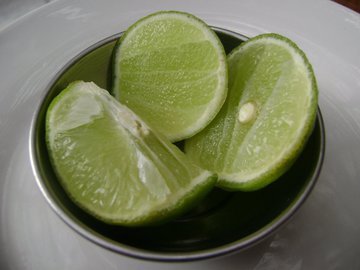 Гастроэнтеролог Салхаб: лайм, яблоки и арбуз снизят риск рака кишечника