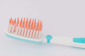 Стоматолог Матюхин: зубы нужно чистить после завтрака