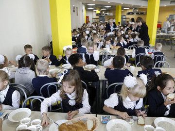 В школах Кузбасса дети массово падают в голодные обмороки