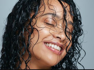 Врач-дерматолог рассказала о негативном влиянии фена на мокрые волосы