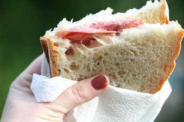 Диетолог Мещерякова: хлеб не стоит сочетать с молоком, мясом, рыбой и птицей