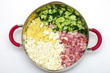 Нутрициолог Попкова: в окрошку можно добавить репу и дайкон