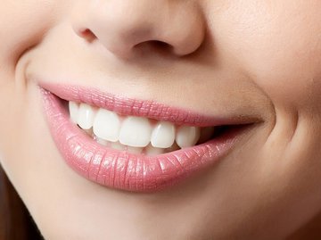 Почему вырастают некрасивые зубы?