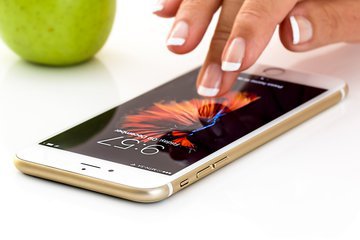 Сомнолог Полуэктов: листать смартфон перед сном не самая полезная привычка