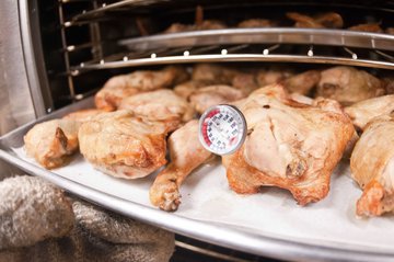 Врач Еделев: избавиться гормонов в мясе можно при помощи обрезания жира