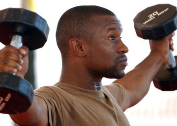 Врач Звонков: чтобы справиться с мигренью, нужно трогать мускулистых мужчин