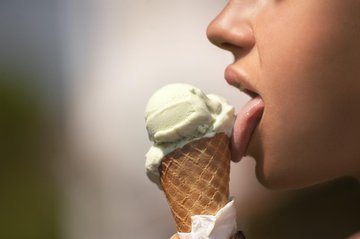 Диетолог: не стоит есть мороженое за обедом или ужином