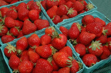 Эндокринолог Лебедева: клубника, яблоки и шоколад поднимают настроение