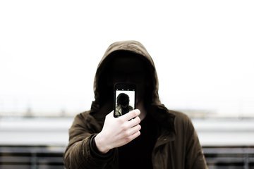 Дерматолог Кызымко: акне отличается от прыщей местом высыпаний