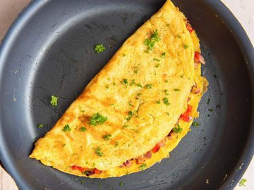 Блогерша поделилась рецептом пышного омлета в микроволновке за 3 минуты!