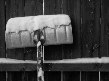 Терапевт Кондрахин советует убирать снег удобной лопатой