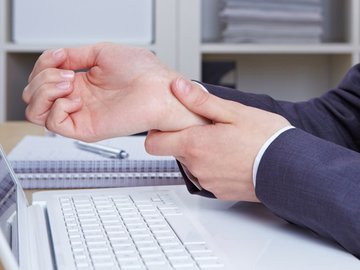 Компьютерная болезнь поражает руки