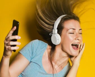 ЛОР Калмыков советует носить накладные наушники