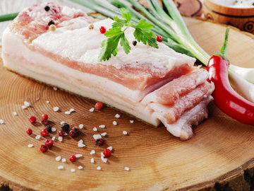 Житель Москвы умер во время ужина, проглотив большой кусок сала