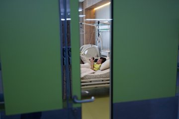 Хирург Уткина: любая боль в животе у ребенка может указывать на аппендицит