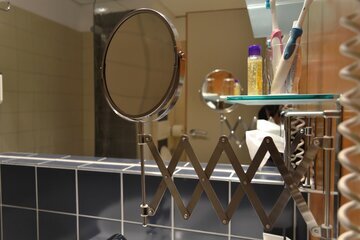 Врач Новикова: привычка давить прыщи указывает на дерматилломанию