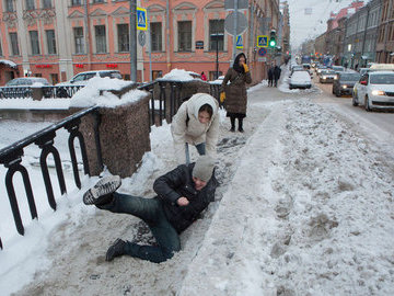 Статистика по травмам в Петербурге показала, что коммунальщики чистят только два района