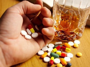 Десять лекарств, которые нельзя принимать вместе со спиртными напитками