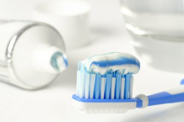 Ученые из США: чистка зубов и бег предотвращают болезнь Альцгеймера и деменцию