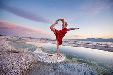 Диетолог Мосли: йога сохраняет молодость и останавливает старение