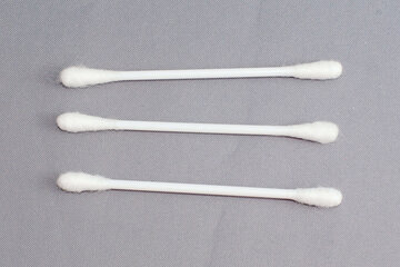 ЛОР Калмыков запретил чистить уши палочками