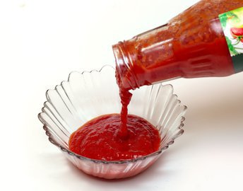 Врач Сонина: кетчуп, лимоны и яблоки грозят перееданием