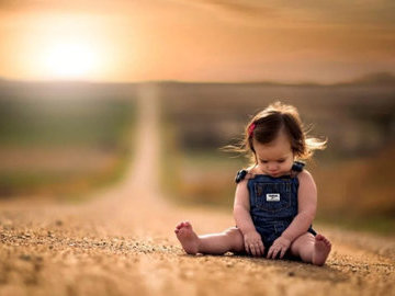 В Казани родители оставили годовалого ребенка на обочине дороги