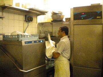 Врач Симкин: поза мойщика посуды вызывает боль в спине