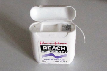 Medscapе: зубная нить может защитить от ишемического инсульта