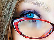 Очки или контактные линзы: учимся подбирать и носить правильно