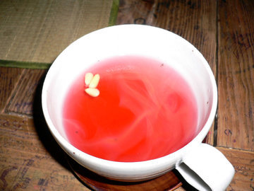 Диетолог Денисова: чай с ягодами утоляет жажду летом