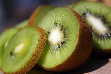 АИФ: киви и творог улучшат сон